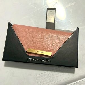 0052 NWOT Tahari pink croc like fabric pink wallet